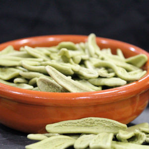 Hoja de olivo con espinacas ecológicas