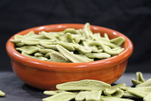 Hoja de olivo con espinacas ecológicas